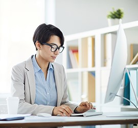 Employé travaillant à un bureau