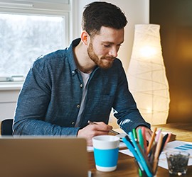 Employé travaillant à un bureau