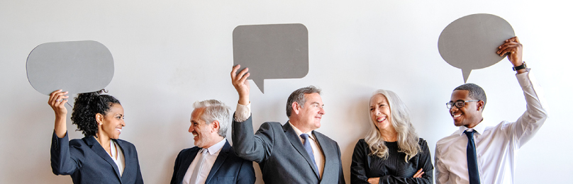 Un groupe d'employés tenant des bulles de dialogue.