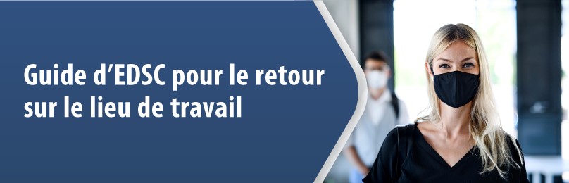 Une personne employée portant un masque médical retourne sur son lieu de travail.