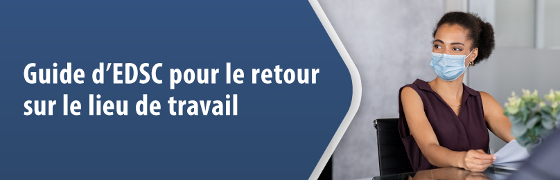 Une personne employée portant un masque médical retourne sur son lieu de travail.