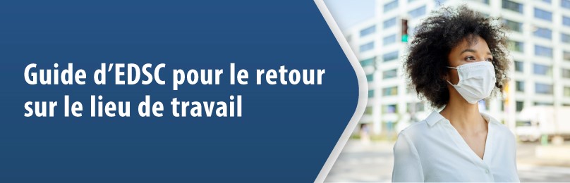 Une personne employée portant un masque médical retourne sur son lieu de travail.